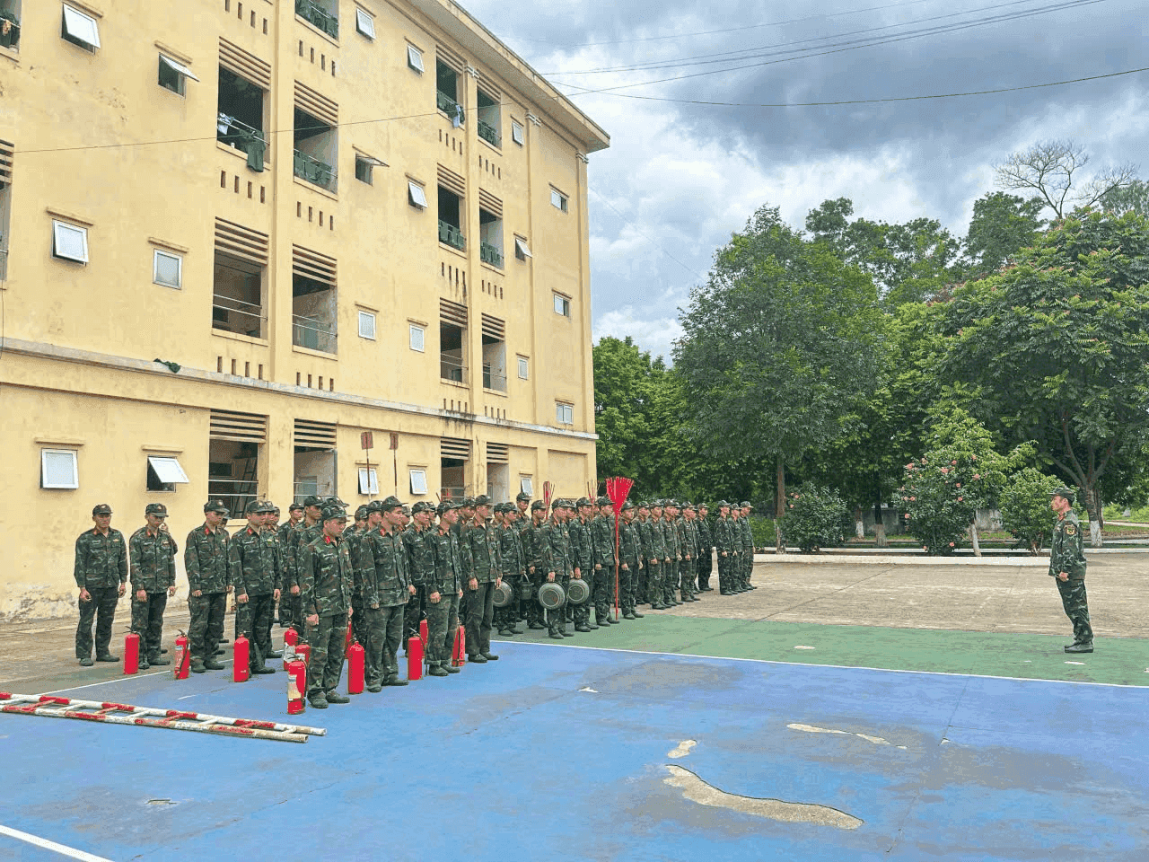 TIỂU ĐOÀN 1 VÀ TIỂU ĐOÀN 4 TỔ CHỨC LUYỆN TẬP PHƯƠNG ÁN PHÒNG CHỐNG CHÁY NỔ TRONG THỰC HIỆN TRỰC SẴN SÀNG CHIẾN ĐẤU HÈ NĂM 2026
